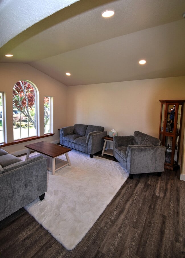 Photo - 2918 Lohman Ct SE