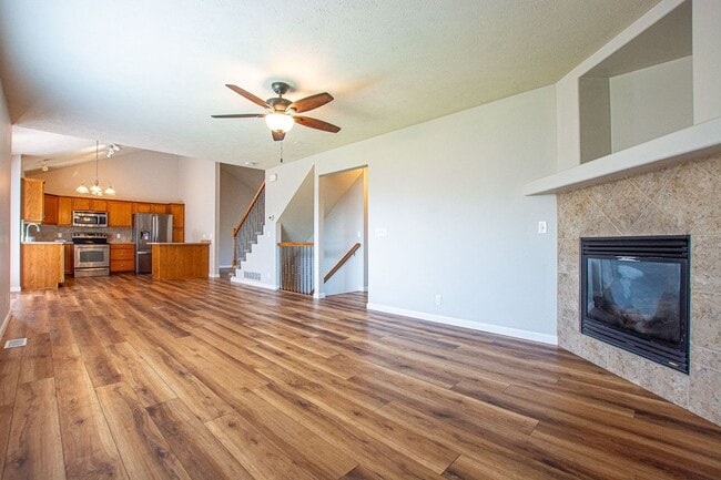 Building Photo - Extremely Spacious 3 Bedroom / 2.5 Bath Ho... Rental