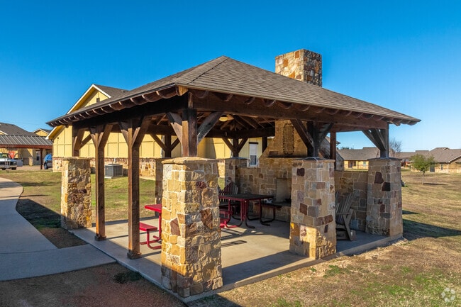 Outdoor Grilling Area - SilverLeaf Apartments at Gun Barrel City