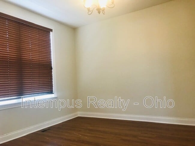 Photo - 9390 Woodbine Way