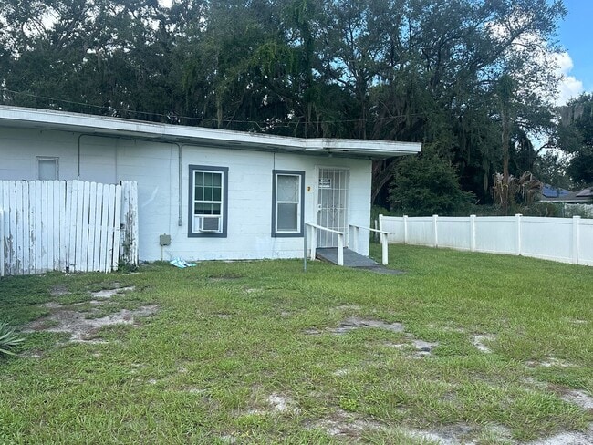 823 Ave R NE