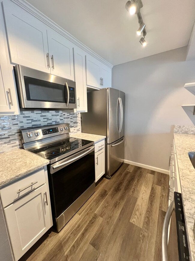 Building Photo - ***COMING SOON***Beautifully remodeled 3 B... Rental