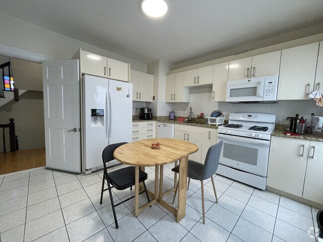 Building Photo - 63 Fairbanks St Unit 2 Rental