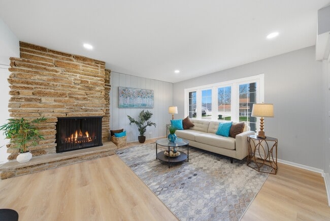 Photo - 593 Bristol Ln