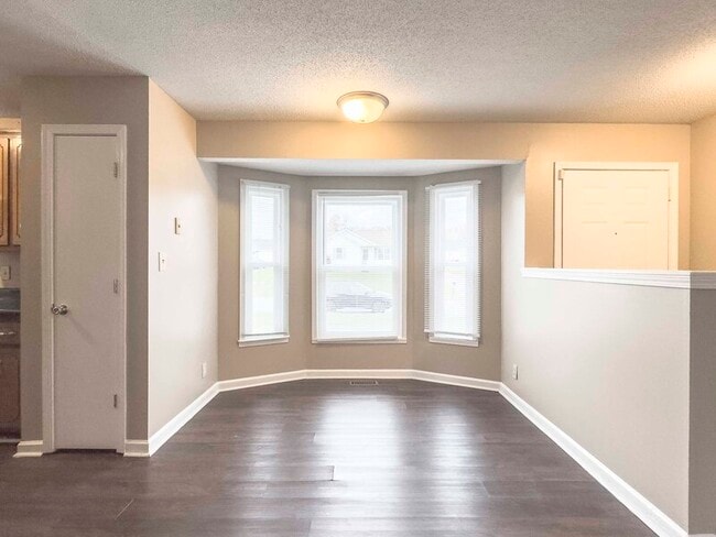 Photo - 587 Joshua Dr