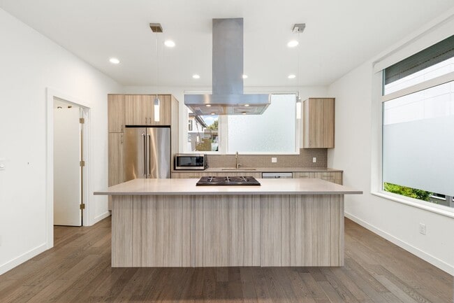 Photo - Gorgeous 3 Bd/2.5 Ba Seattle Townhouse