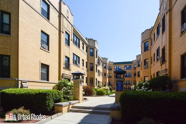 Building Photo - 2329 N Rockwell St Unit J04W