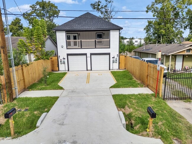 Building Photo - ? Spacious & Stylish 3-Bed Home – Garage Included! ?