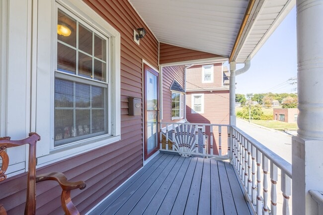 Photo - Available Now! Spacious 3-Bedroom Duplex i... Unidad B