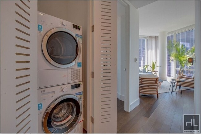 Building Photo - East 44th Street Unit 40L