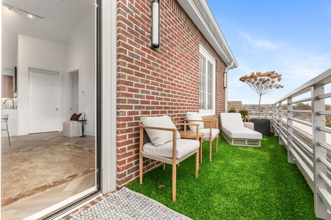 Photo - 100 E Putnam Ave Unidad 311