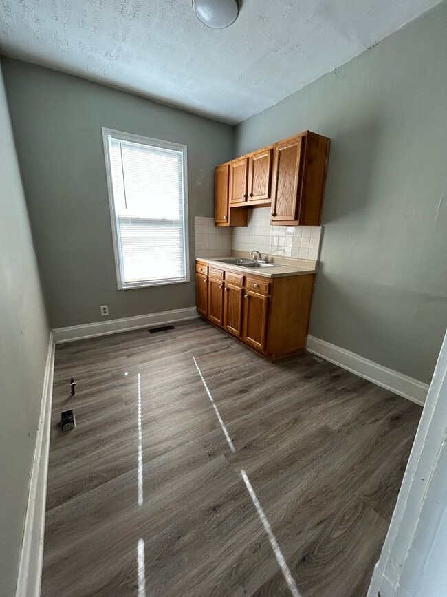 Photo - Spacious 1 Bedroom 1/2 Double with Basement & Extra Room Unit 523