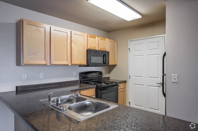 2BR, 2BA - 1,057SF - Kitchen - Lincoln Meadows
