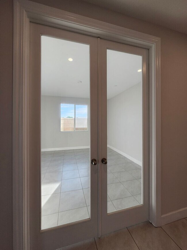 Photo - Beautiful Plumas Lake home on a large lot with SOLAR