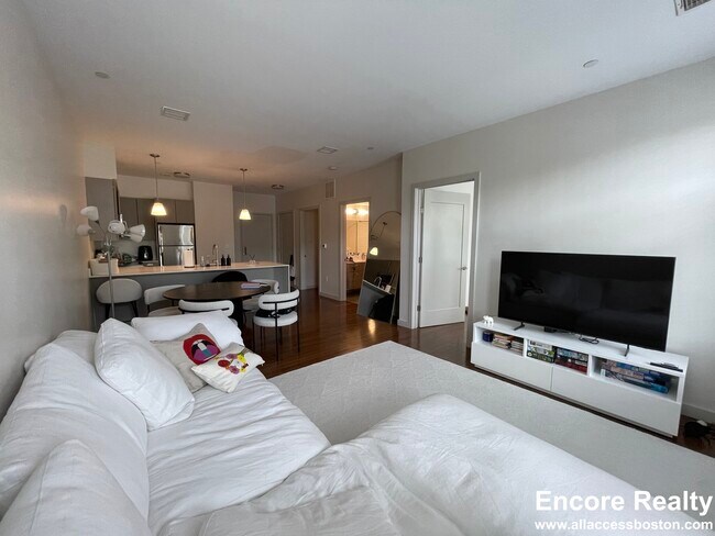 516 Harvard St Unit 204
