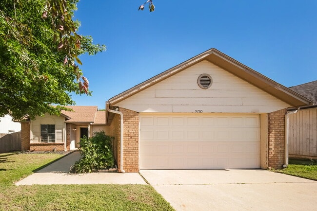 Building Photo - 9705 Oaktree Terrace