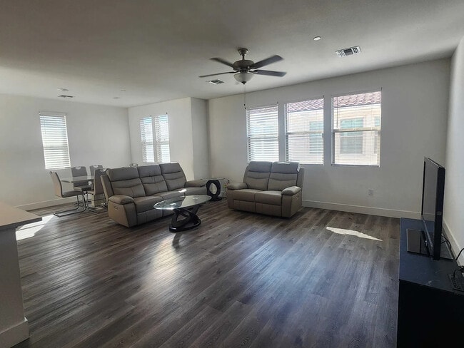Photo - 5301 E Commerce Way Unidad 18104
