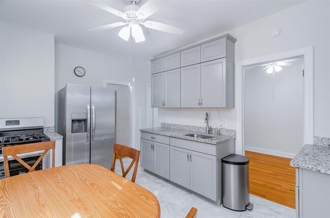 Photo - 120 W 50th St