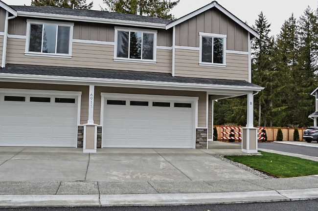 Building Photo - 6911 Lennon Ln NE