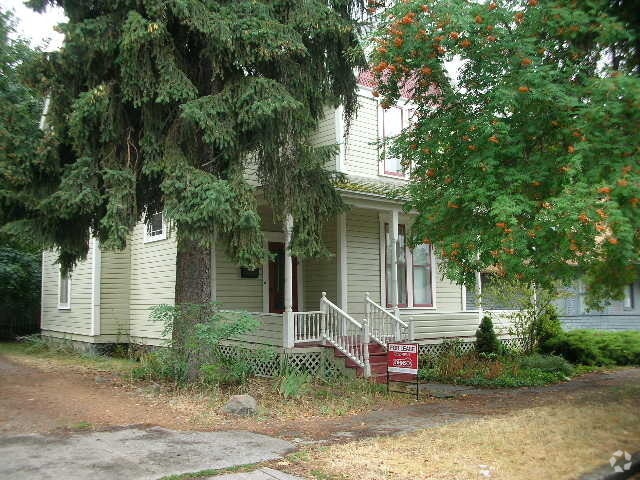 Building Photo - Fantastic South Side 3 Bedroom 2 Bath Home