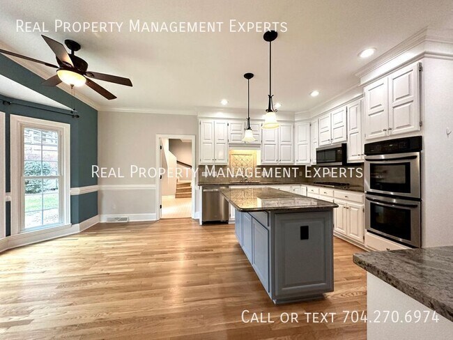 Photo - 640 Barington Pl