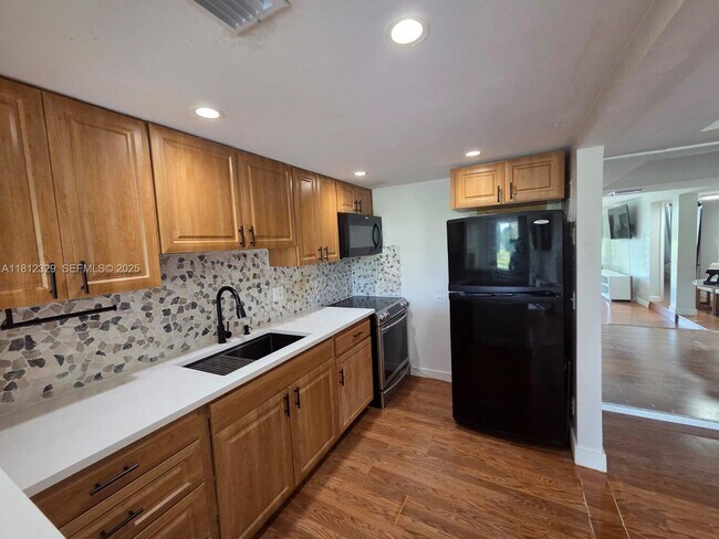 Photo - 3750 Inverrary Dr Unit 2B