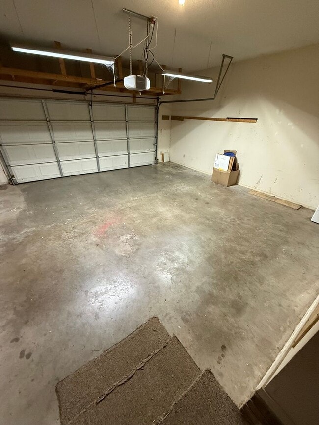 Photo - 3 Bed 2 Bath House with 2 Car Garage.  Has Gas Heat