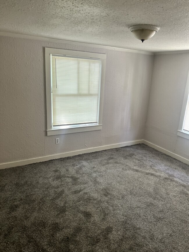 Photo - 702 W 45th St