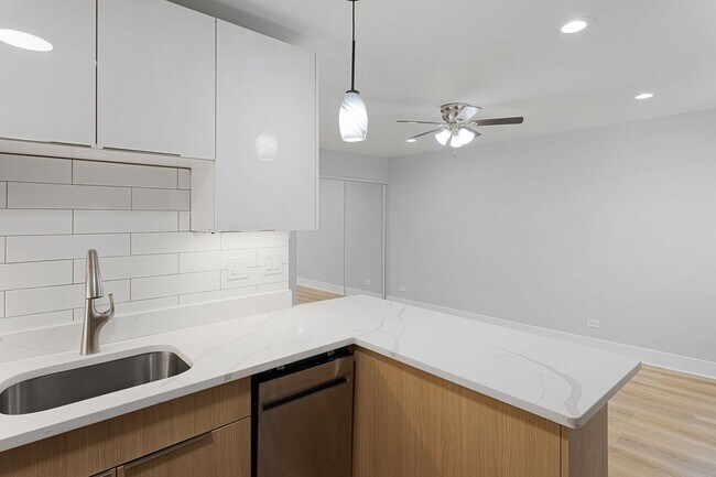 Photo - 5533 N Kenmore Ave