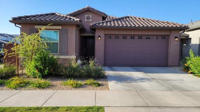 Front of the Home - 9530 E Tesla Ave Casa