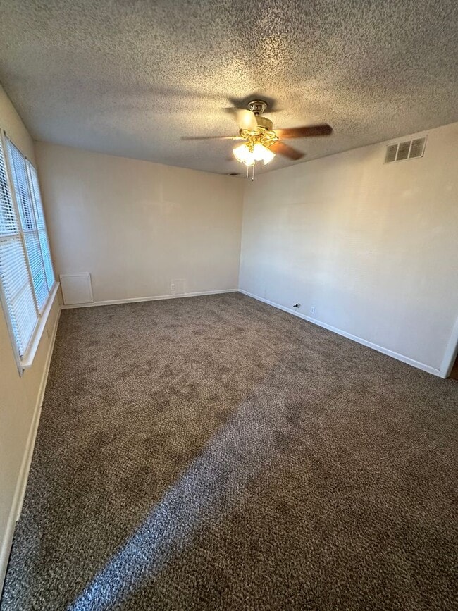 Building Photo - 3/2 with huge backyard and bonus living room