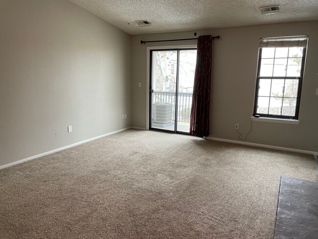 Sala de estar - 5301 W 76th Ave Unidad 127