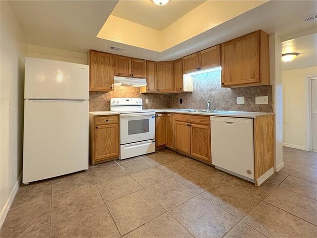 Building Photo - 1124 NE 5th Ave Rental