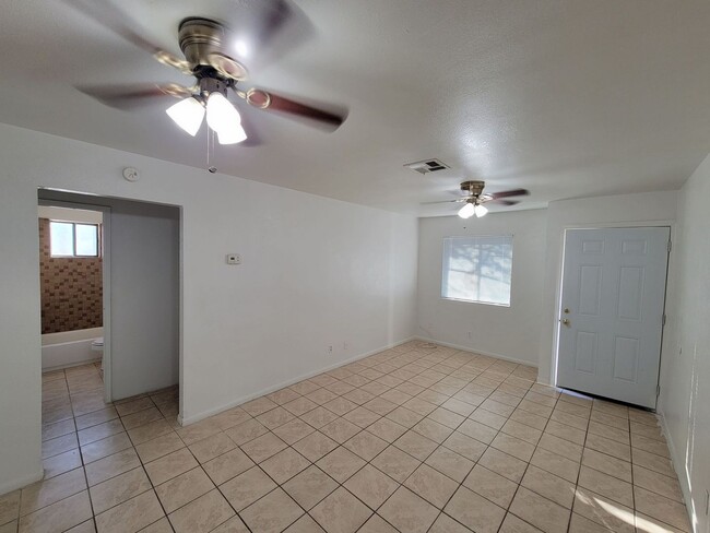 Photo - 2 Bedroom, 1 bath Apartment for Rent in Brawley Unit Apt B
