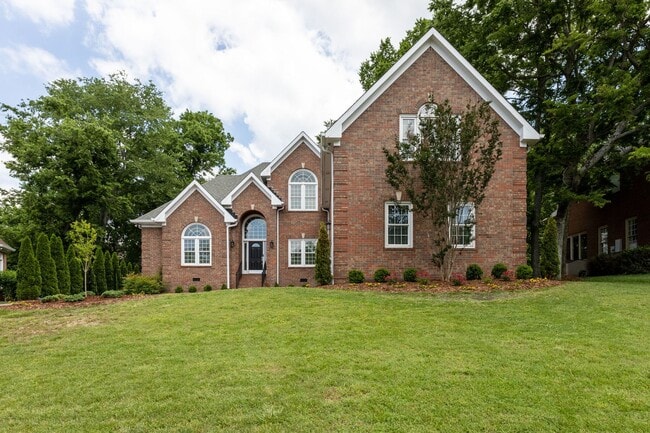 Photo - AVAILABLE NOW!-- Walk to Kenrose and Raven...