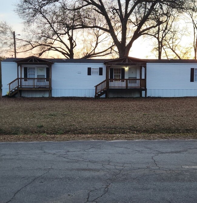 Building Photo - 3 bedroom 2 bath with plenty of space inside and out and gorgeous views!