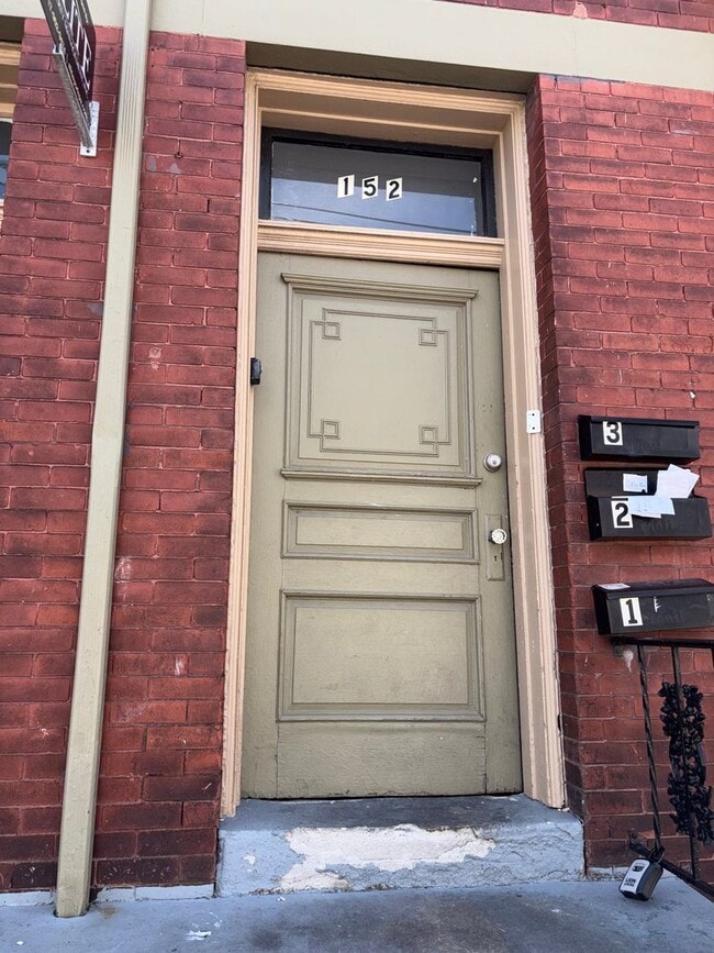 Photo - 152 W King St