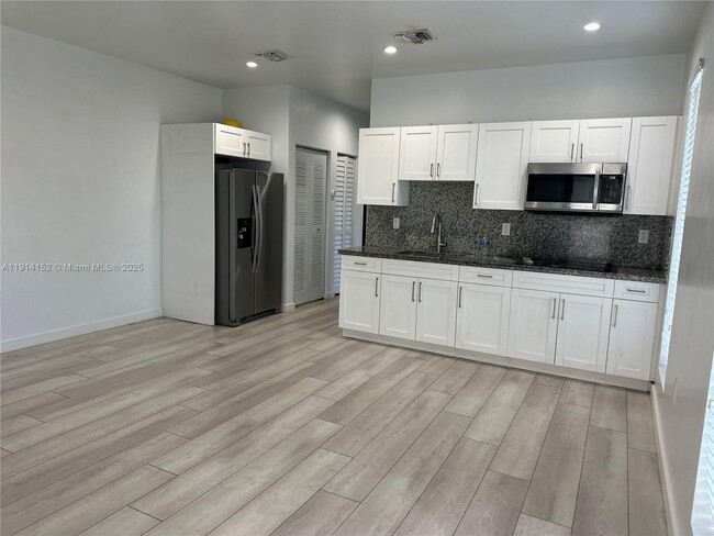 Photo - 900 SW 43rd Ave Apartment Unit 2