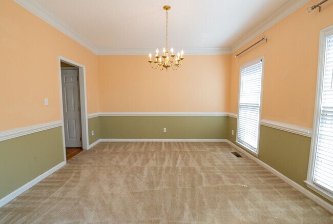 Photo - 4 BEDROOM WITH FENCED IN YARD LOCATED IN R...