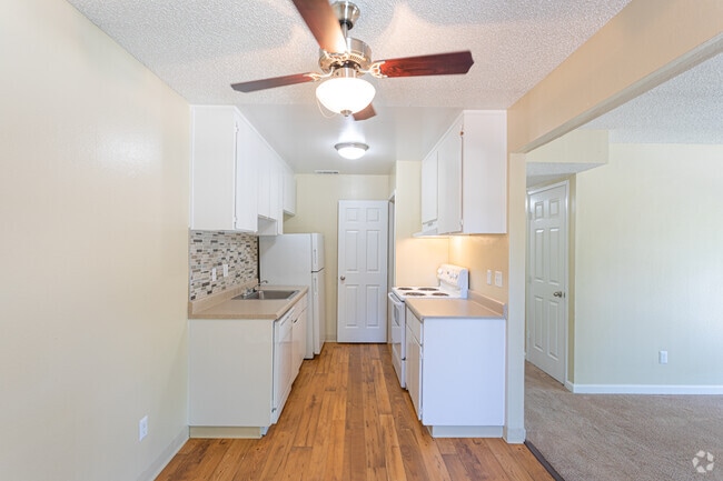 2BR, 2BA - 940 SF