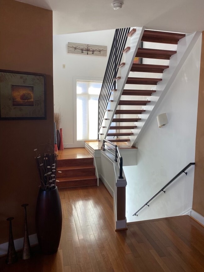 Stairs to master bedroom and guest room - 1714 W Cary St Unidad 4