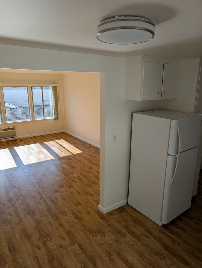 Building Photo - 4427 Cartwright Ave Unit 4