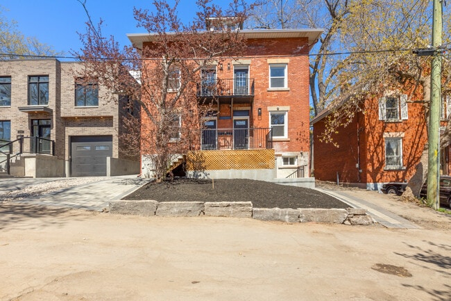Building Photo - Renovated 4-Bedroom Family Home Near Rockcliffe Park