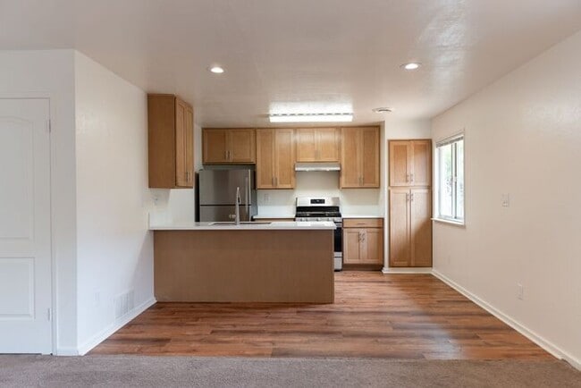 Photo - 2 Bedroom in Marina with Private Yard!