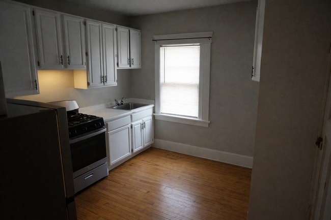 Photo - 3284 N Oakland Ave Unidad 3286 N Oakland Ave