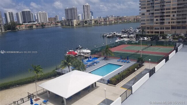 Photo - 2780 NE 183rd St Unidad 608