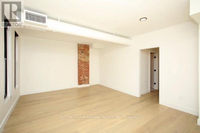 Photo - 535 Yonge St