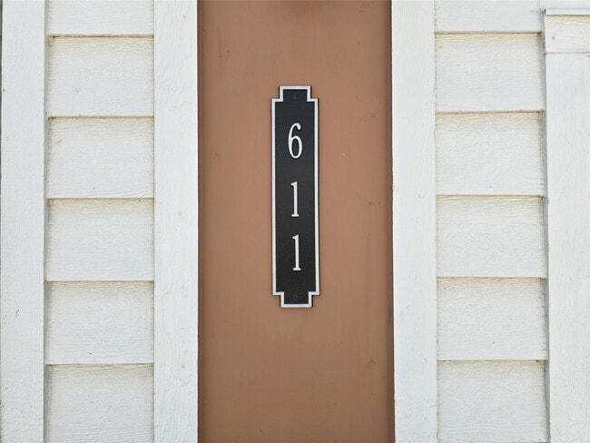 Photo - 611 Emile St