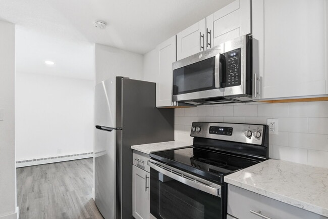 Photo - $1,500.95 with $300.00 off the first month's rent, 2 Beds - 1 Bath, Triplex in Aurora with Washer... Unidad 4