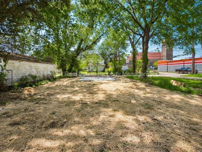 Photo - 33 Whitethorne Ave